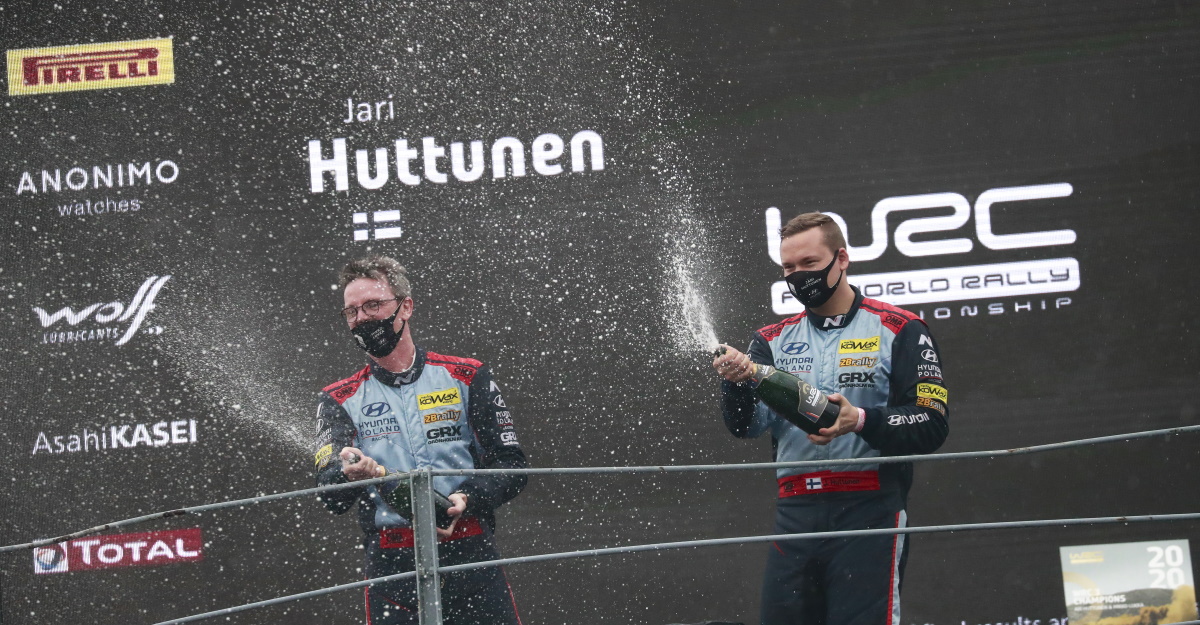 Jari Huttunen ja Mikko Lukka palkintokorokkeella - rallin WRC3-luokan maailmanmestaruus 2020