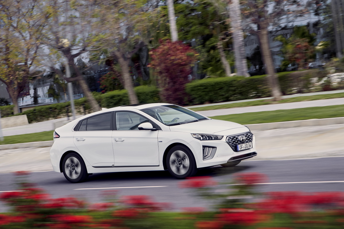 Hyundai IONIQ hybrid -mallissa saatavilla nyt mm. sähköinen käsijarru, näyttävät 17″ kevytmetallivanteet ja säädettävä hyötyjarrutus.