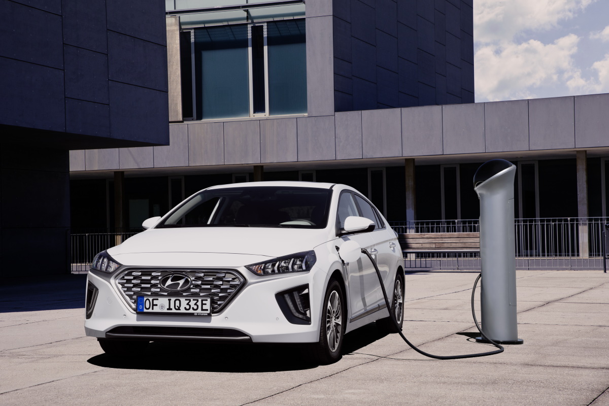 Hyundai IONIQ plug-in-lataushybridillä moni hoitaa arkiajonsa puhtaasti sähköllä, tuottamatta lainkaan CO2-päästöjä, sillä sähköisiä kilometrejä malli tarjoaa yli 52 km.