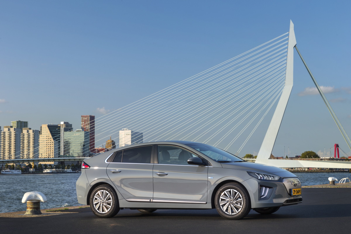 Täyssähköisen Hyundai IONIQ electricin kuljettajat voivat jatkossa nauttia 36 % suuremmasta akkukapasiteetista ja 311 kilometrin toimintamatkasta (WLTP-mittaustapa) uuden 38,3 kilowattitunnin akun ansiosta.