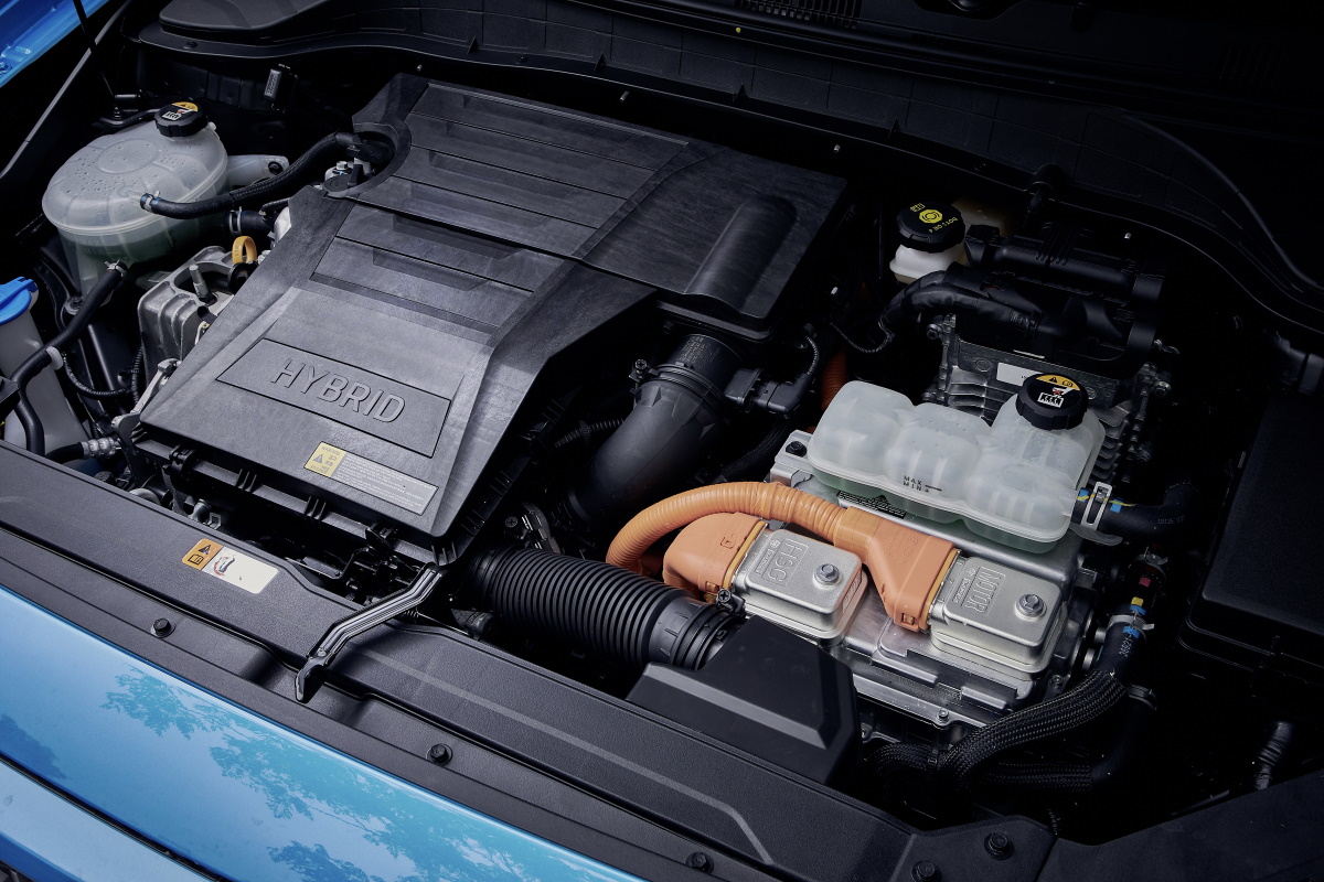 Täysin uudessa Kona hybridissä on IONIQ hybridistä tuttu voimalinja: nelisylinterinen 1,6 litran Kappa-GDI-bensiinimoottori suoraruiskutuksella.