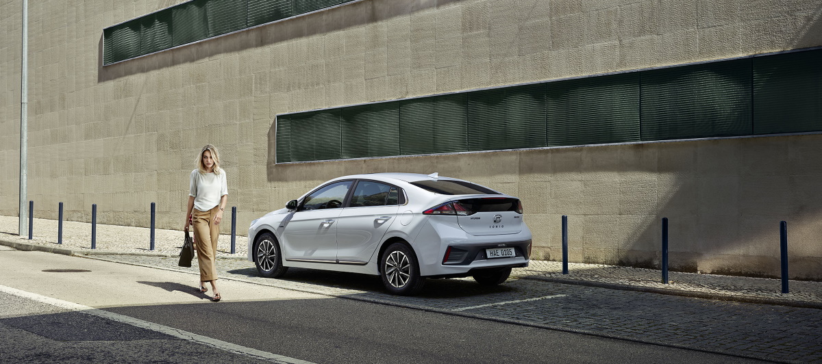 Hyundai IONIQ takaviisto ja nainen