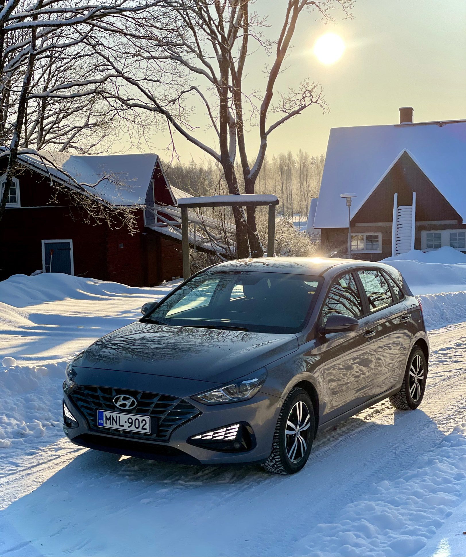 Hyundai i30 Oittaan kartanon pihassa