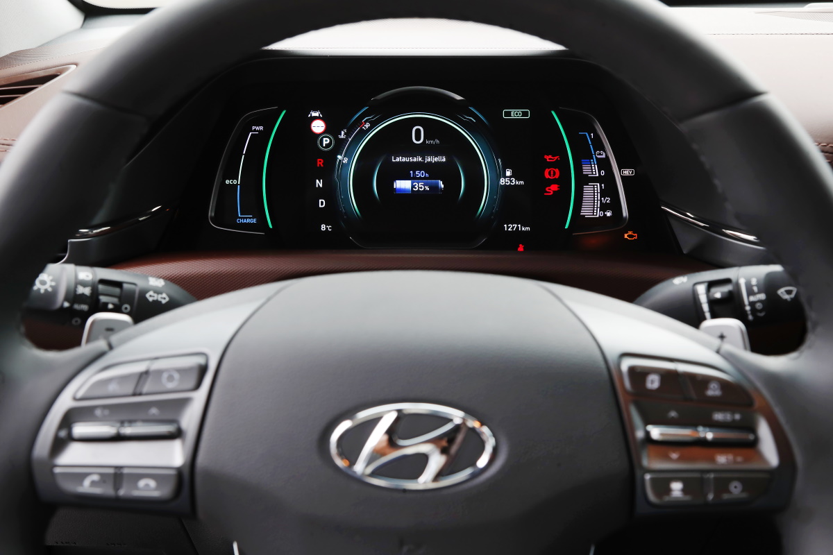 Hyundai IONIQ Plug-In Hybrid latausaika mittaristo