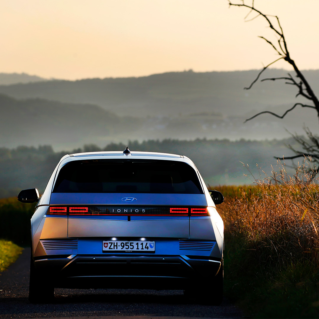 IONIQ 5 kuvattuna takaa päin