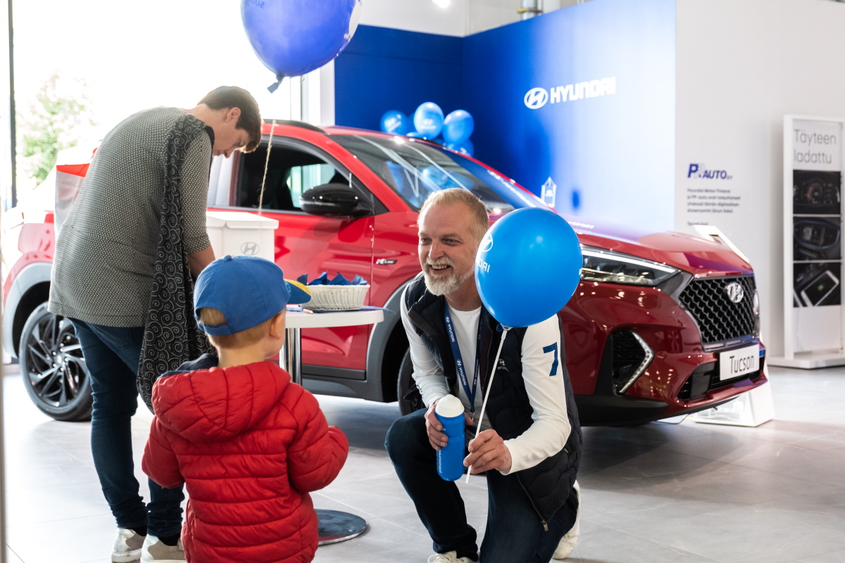 - Avajaispäivinä täällä on ollut todella hyvä fiilis ja asiakkailta on tullut hyvää palautetta, Hyundai Motor Finlandin aluemyyntipäällikkö Matti Nieminen kuvailee. 