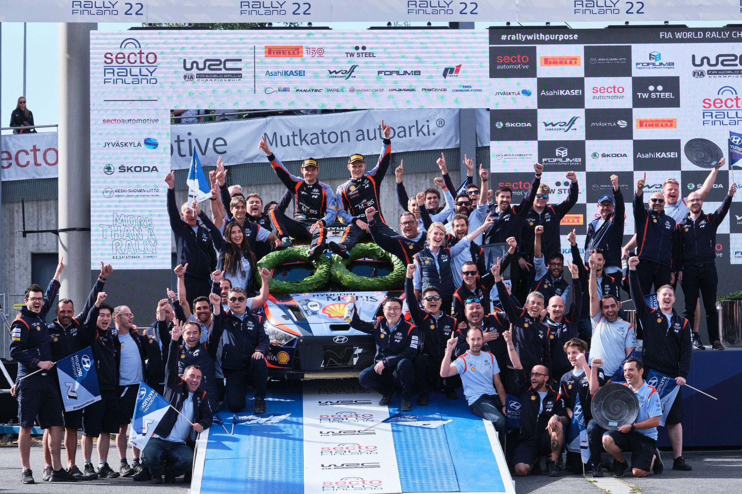 Hyundai Motorsportin voitokas tiimi Secto Rally Finlandin 2022 podiumilla