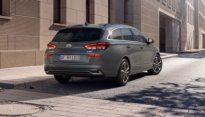 i30 Wagon-takaviisto_700x400 px