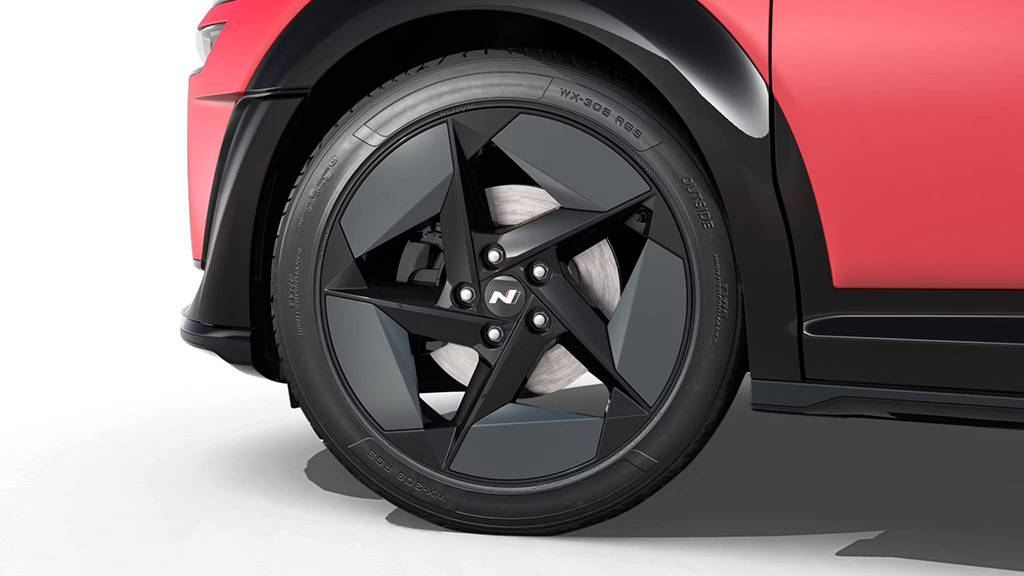 Lähikuvassa Hyundai IONIQ 3 N Line:n 19" kevytmetallivanne