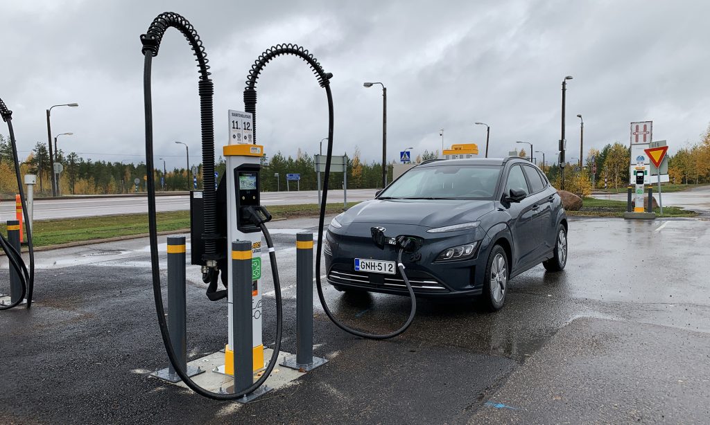 Sähköauton pikalataus Kona Electric