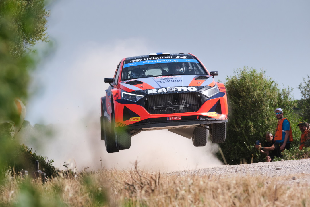 Suninen ja Markkula hyppäävät Hyundai R5 -ralliautolla Sardiniassa